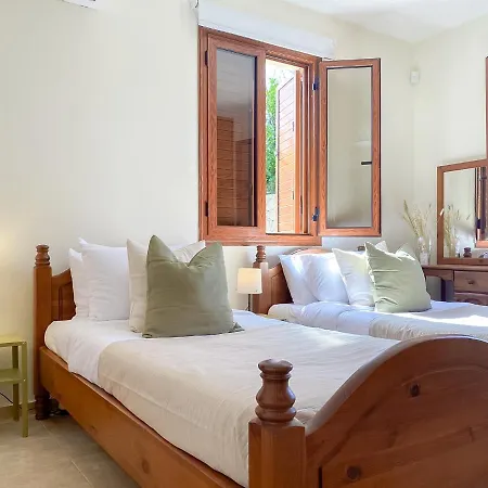 Phaedrus Living: Serenity Villa